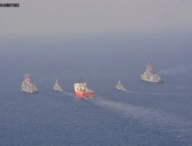 Προκαλεί η Άγκυρα: O Τούρκος ΥΠΑΜ στοχοποιεί τις ελληνικές φρεγάτες δίπλα από το Barbaros (φωτό)